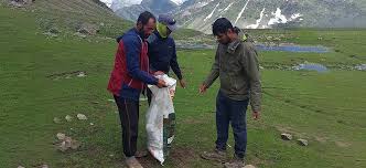 https://trekthehimalayas.com/images/HomePageImages/Desktop/cf873521-108c-4b75-8945-064c1e9d569b_Cleanup-Drive-in-The-Tarsar-Marsar-Trek-2.webp
